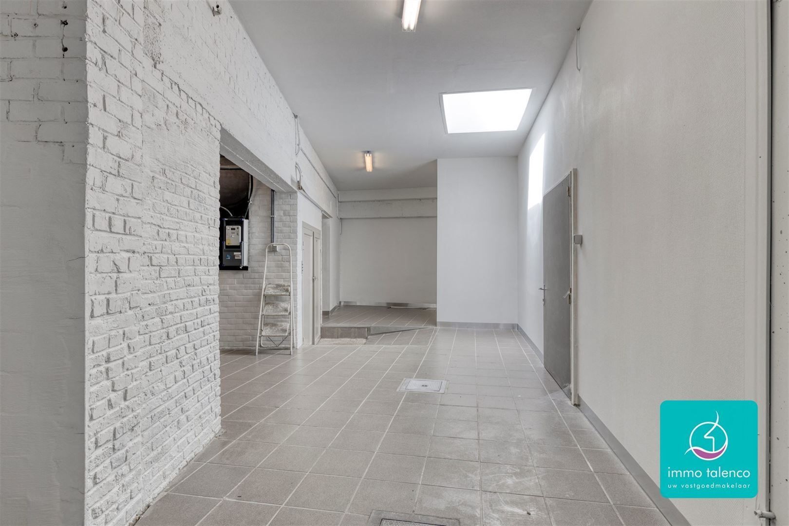Showroom / loods / kantoorruimte / winkel op 6 a 15 ca - 565 m² foto 17