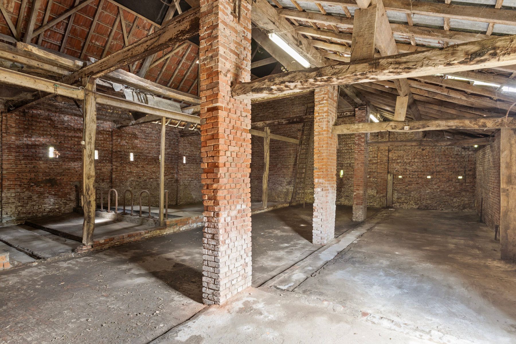 Te renoveren hoeve met authentieke schuur en stallen foto 25