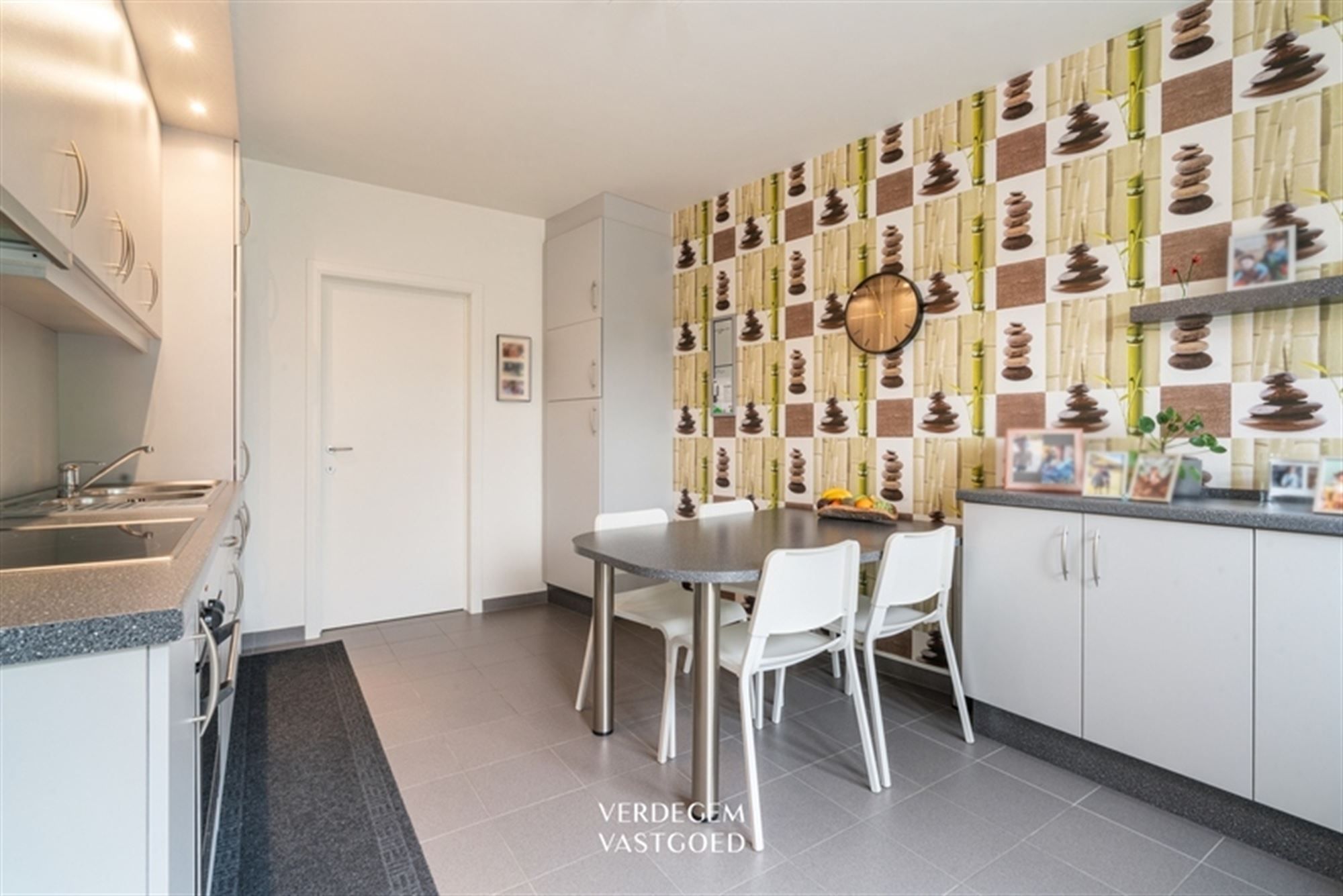 Instapklare woning met 3 slaapkamers, carport en fijne tuin foto 7