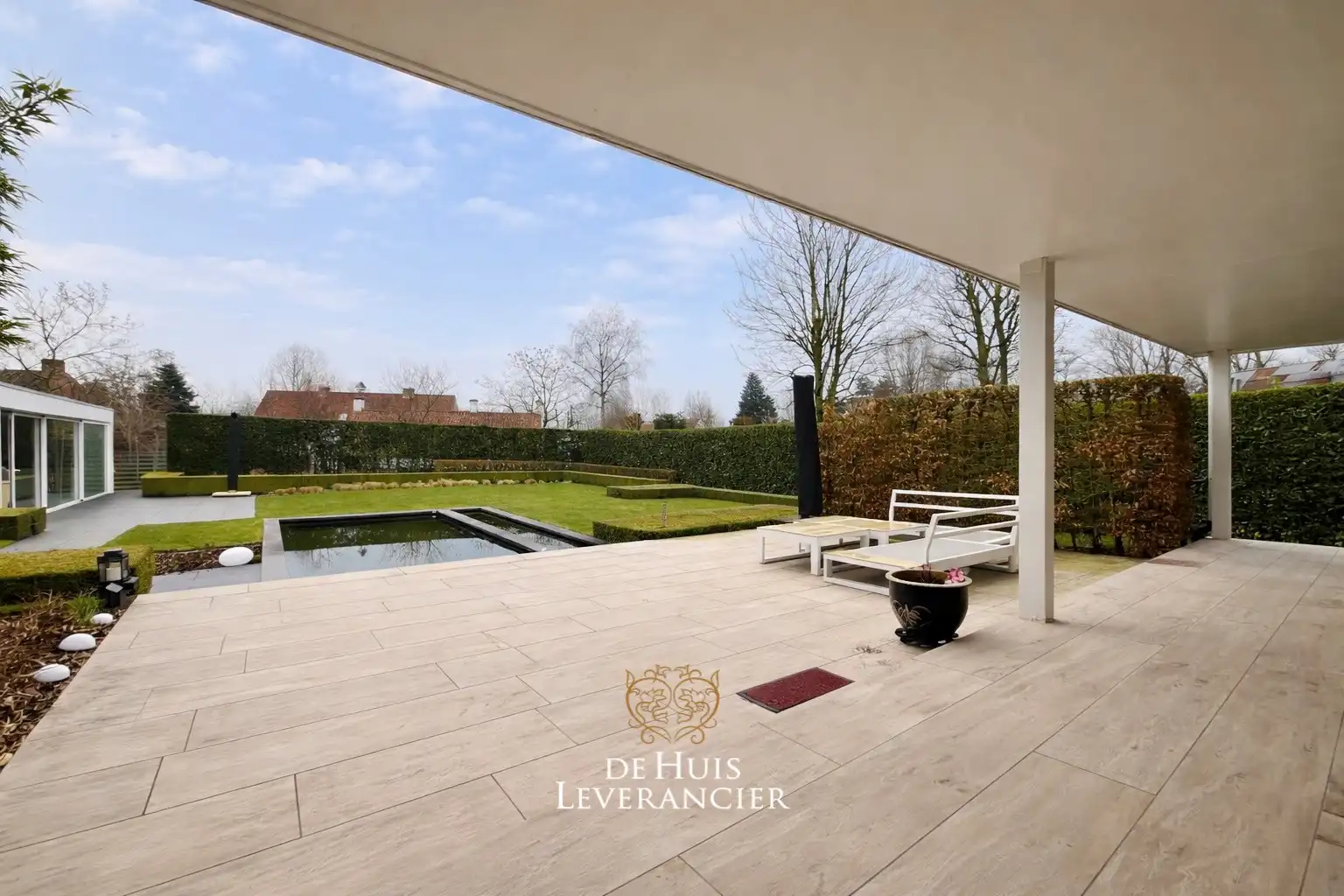 Elegante laagbouwvilla waar discrete rust, moderne uitstraling en standing versmelten in het 'Zoute' van Sint-Idesbald te koop foto 3