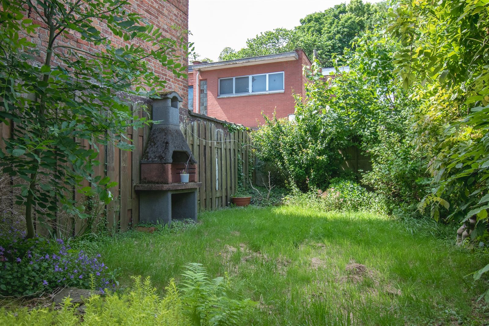 Gezinswoning met 4 slaapkamers en tuin op toplocatie foto 2