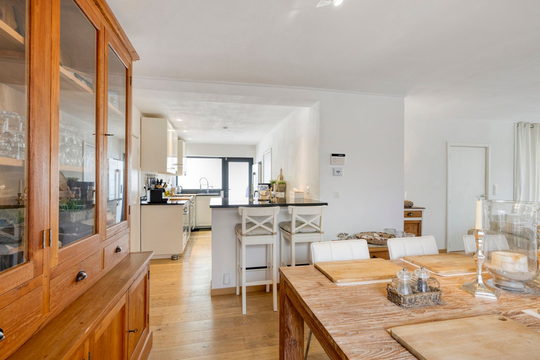 Charmante, grotendeels gerenoveerde bungalow op toplocatie! foto 8