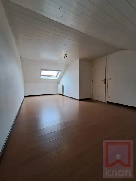 Ruim duplexapp met 3 slaapkamers, 2 auto staanplaatsen en tuin. foto 16