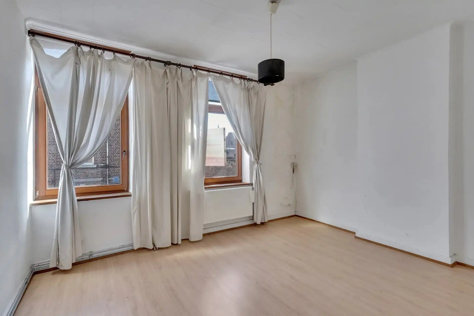Op te knappen stadwoning op goede locatie foto 10
