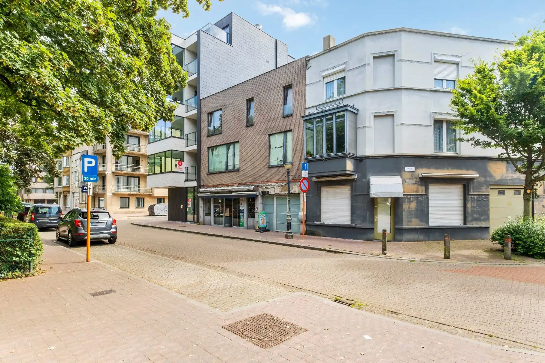 Handelsruimte met ruime woonst te Oostende. foto {{pictureIndex}}