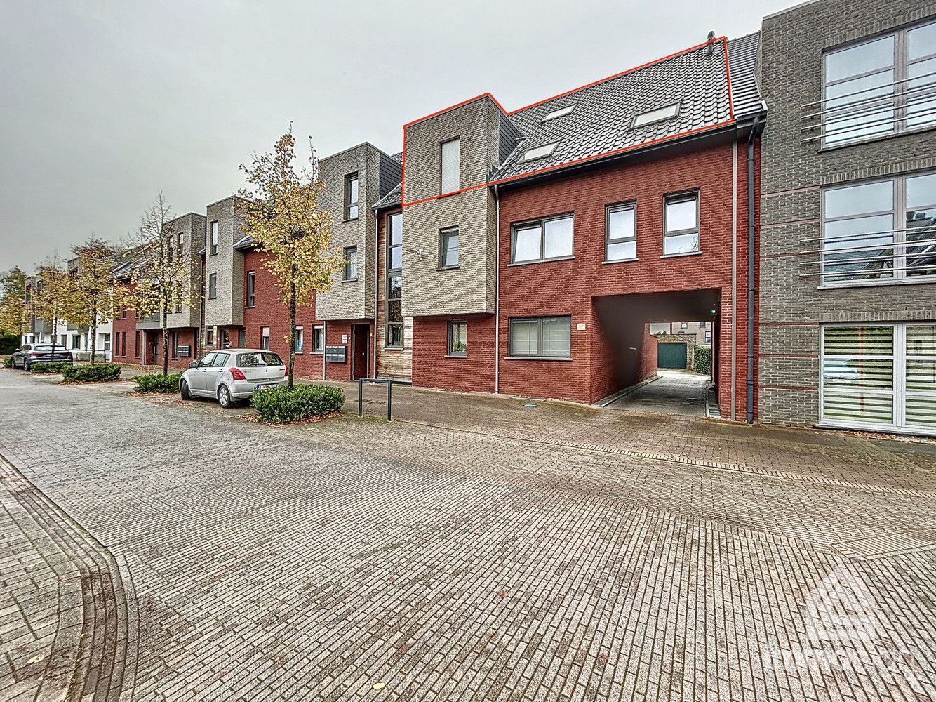 Ruim duplex appartement met 3 slaapkamers en terras te Pelt! foto {{pictureIndex}}