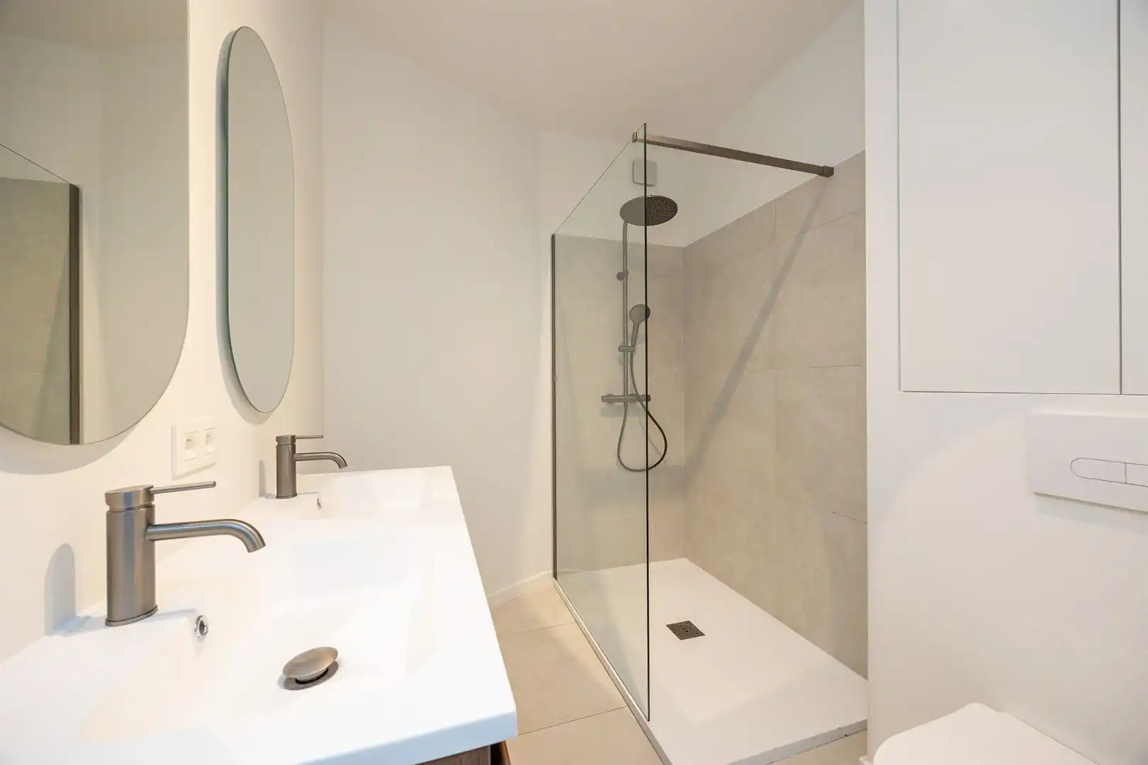 Gerenoveerd en een bemeubeld appartement met 1 slaapkamer.  foto 16