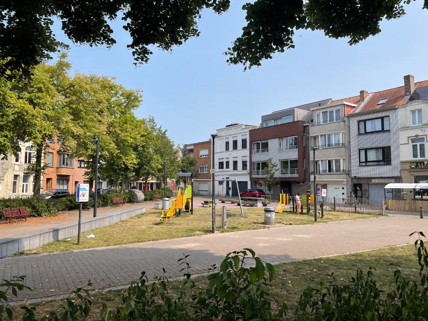 Ruime rijwoning met 6 slaapkamers in Gerststraat 35/A te Oostende  foto 1