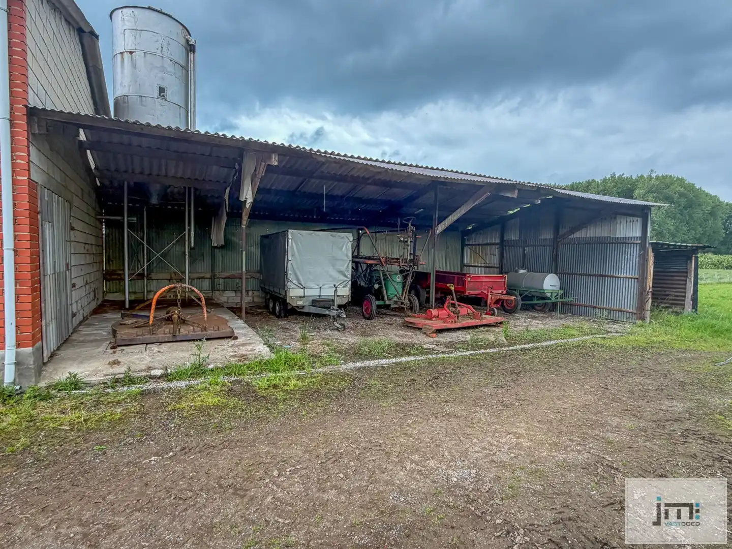 Woning met grote stallen foto 18