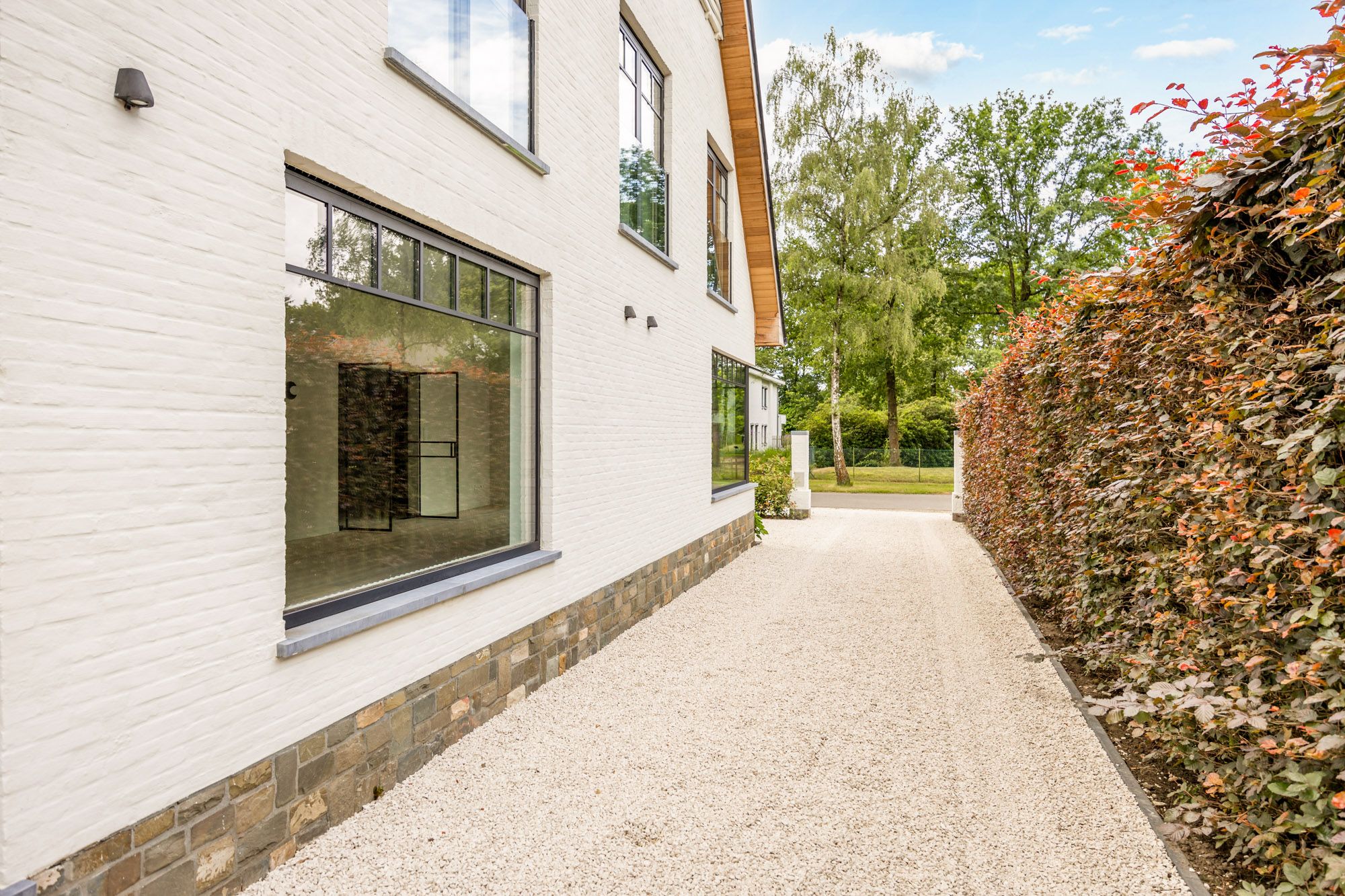 IDEALIS VASTGOED - EEN BIJZONDERE WONING OP EEN BIJZONDERE PLEK! DEZE VOLLEDIG VERNIEUWDE VILLA OP EEN PRACHTIGE RESIDENTIELE LOCATIE BESCHIKT OP DE GELIJKVLOERSE VERDIEPING OVER EEN SFEERVOLLE INKOMHAL, ROYALE LEEFRUIMTE MET AUTHENTIEKE ELEMENTEN, DOORLOPEND IN EEN EXTRA RUIME LEEFKEUKEN (MET TOEGANG TOT TERRAS), EEN MUDROOM, EXTRA RUIME INPANDIGE GARAGE/BERGING/WASPLAATS; OP DE VERDIEPING BESCHIKT DE WONING OVER 3 AANGENAME SLAAPKAMERS, EEN LUXUEUZE BADKAMER EN APART TOILET; VERDER BIEDT DE WONING NOG EEN RUIME BERGZOLDER; DE WONING WERD VOLLEDIG VERNIEUWD VAN RUWBOUW TOT AFWERKING EN VOORZIEN VAN NIEUW LEIDINGWERK EN SANITAIR, VOLLEDIGE NIEUWE ELECTRA, NIEUW SCHRIJNWERK IN ALUMINIUM, NIEUW DAK, VOLLEDIG NIEUW STUCWERK, NIEUWE BUITENAANLEG EN 12 ZONNEPANELEN! EEN ‘MUST SEE’ VOOR KOPERS OP ZOEK IN HET MOOIE SEGMENT! foto 7