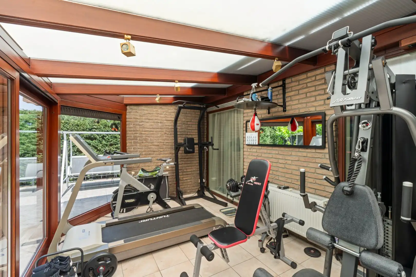 Ruime instapklaar bungalow op topligging foto 14