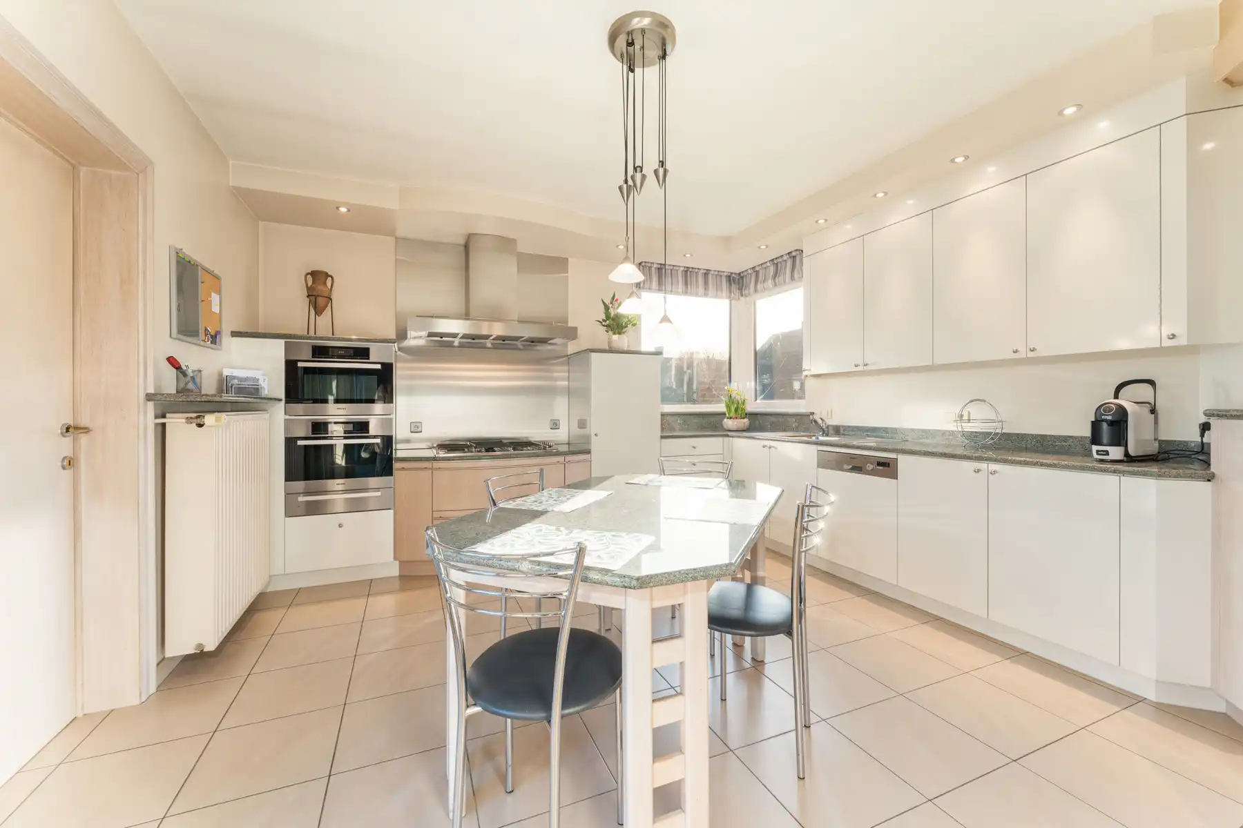 Verzorgde woning met ruim bijgebouw op perceel van 1.369 m² foto 7