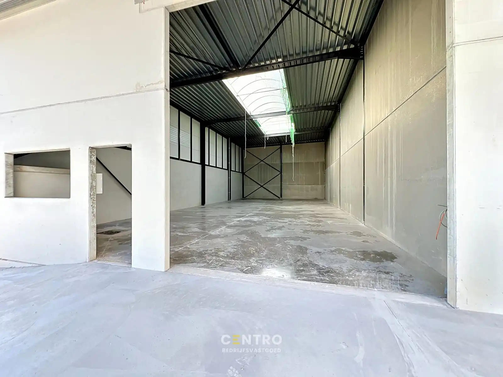 Nieuwbouw KMO-units van 221m² TE HUUR (VH van 7m, 2 parkings, aparte loopdeur en raam), te Kerkhove (Avelgem). foto 9