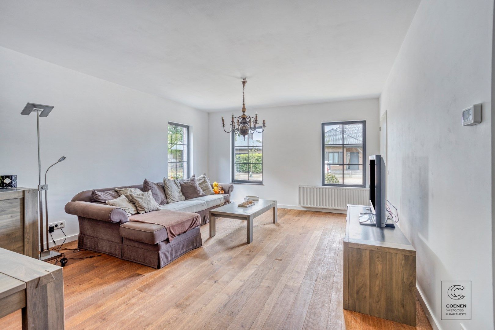 Prachtig, volledig gerenoveerde villa van 351 m² en 6 slaapkamers op een uiterst rustige locatie! foto 2