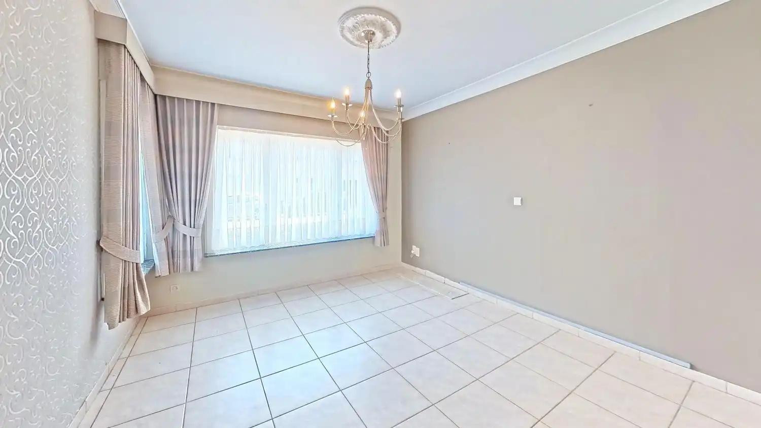 Ruime halfopen woning met garage te koop! foto 4