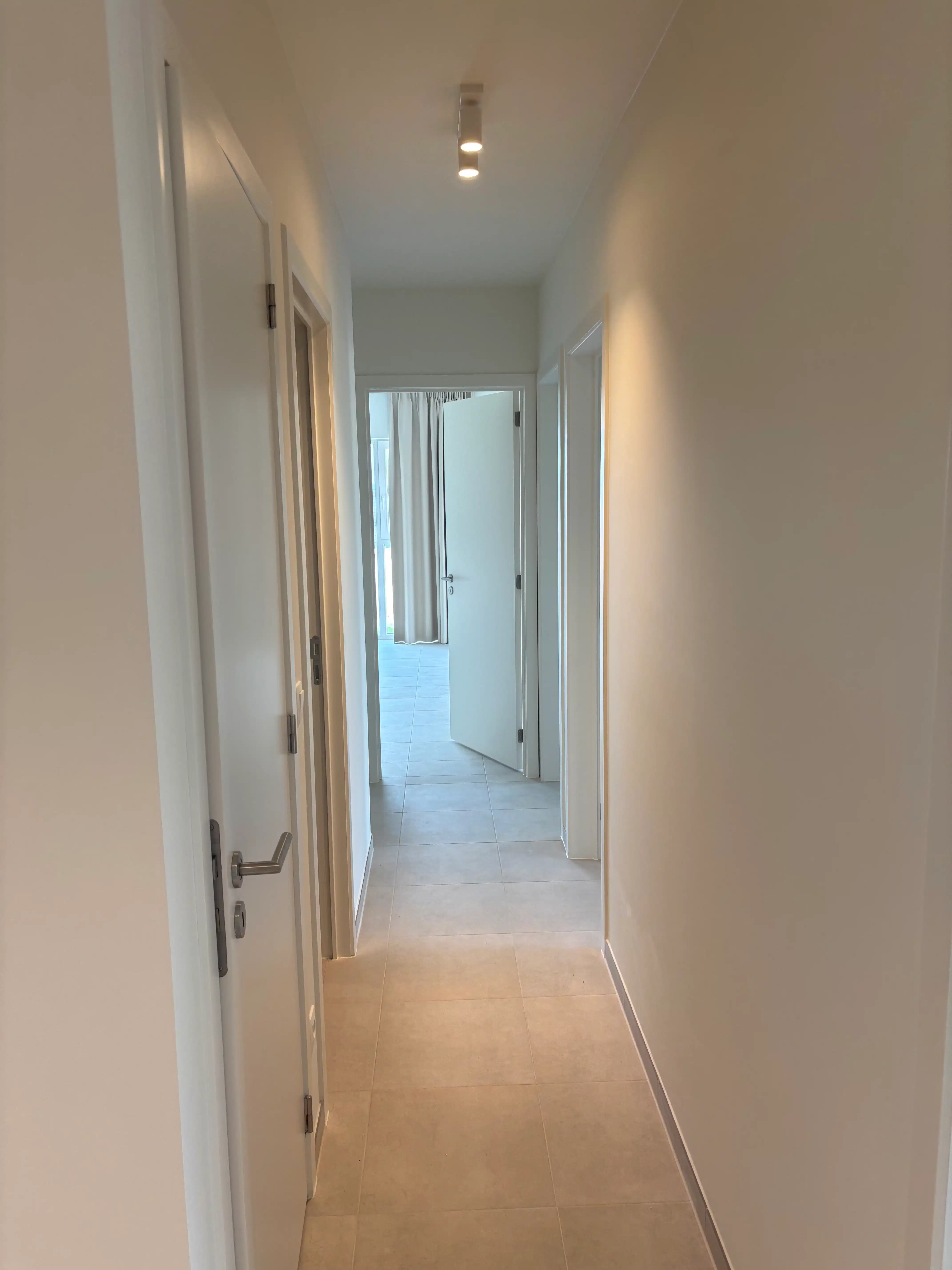 Nieuwbouw 2-slaapkamerappartement met bureau/dressing foto 6