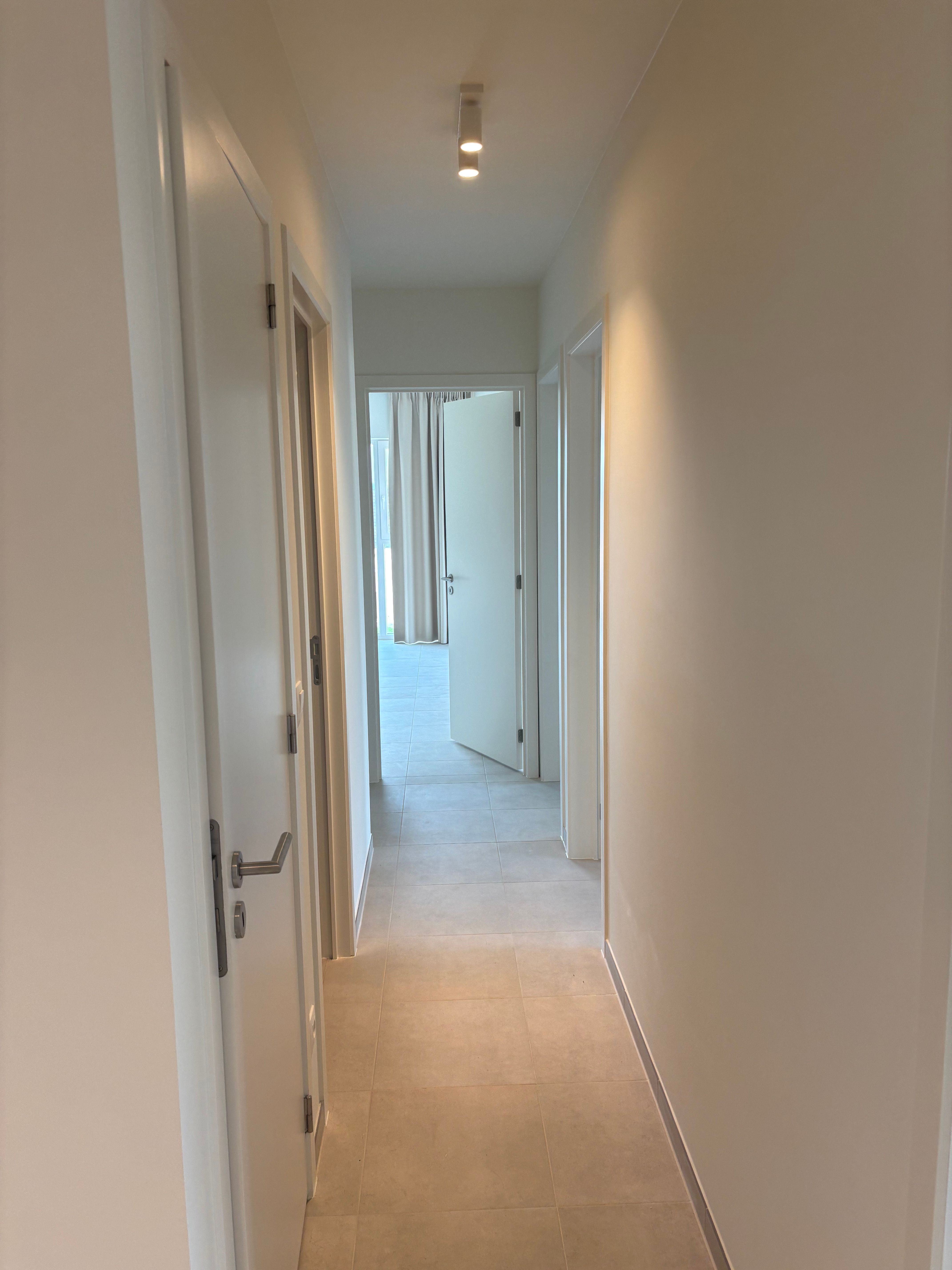 Nieuwbouw 2-slaapkamerappartement met bureau/dressing foto 5