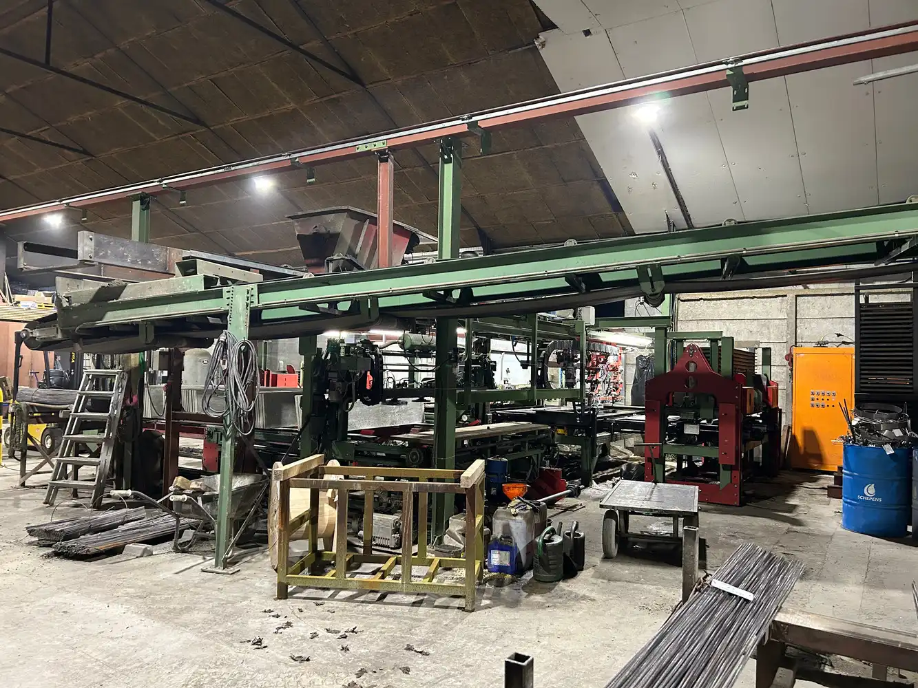 BEDRIJGSPANDEN MET KANTOREN EN MACHINES EN ROLLEND MATERIEEL foto 8