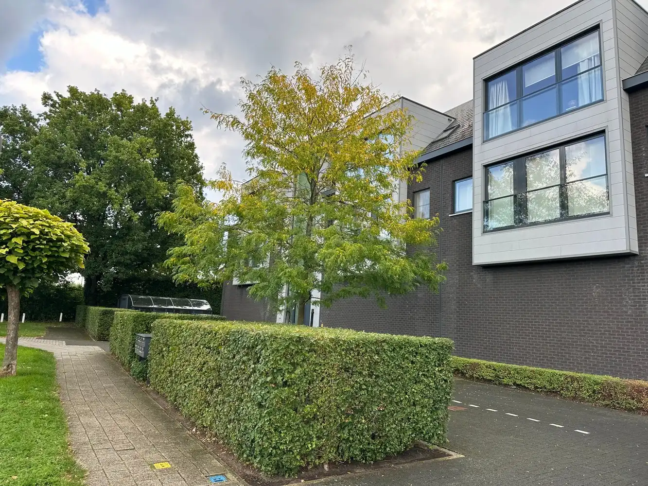 Recent appartement met lift en ruim terras op de tweede verdieping op centrale locatie in Wijnegem! foto {{pictureIndex}}