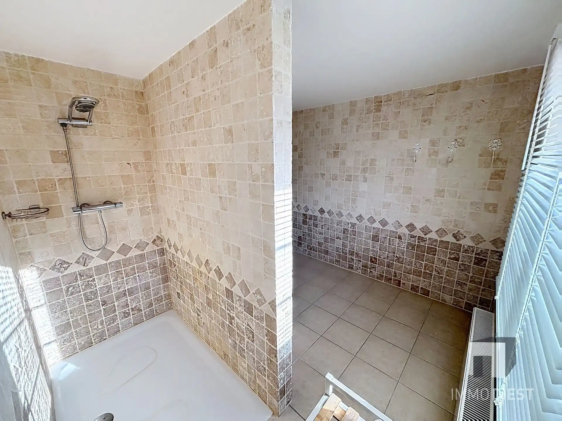 Trendy - volledig gerenoveerde woning met 3 slaapk en 2 badkamers foto 24