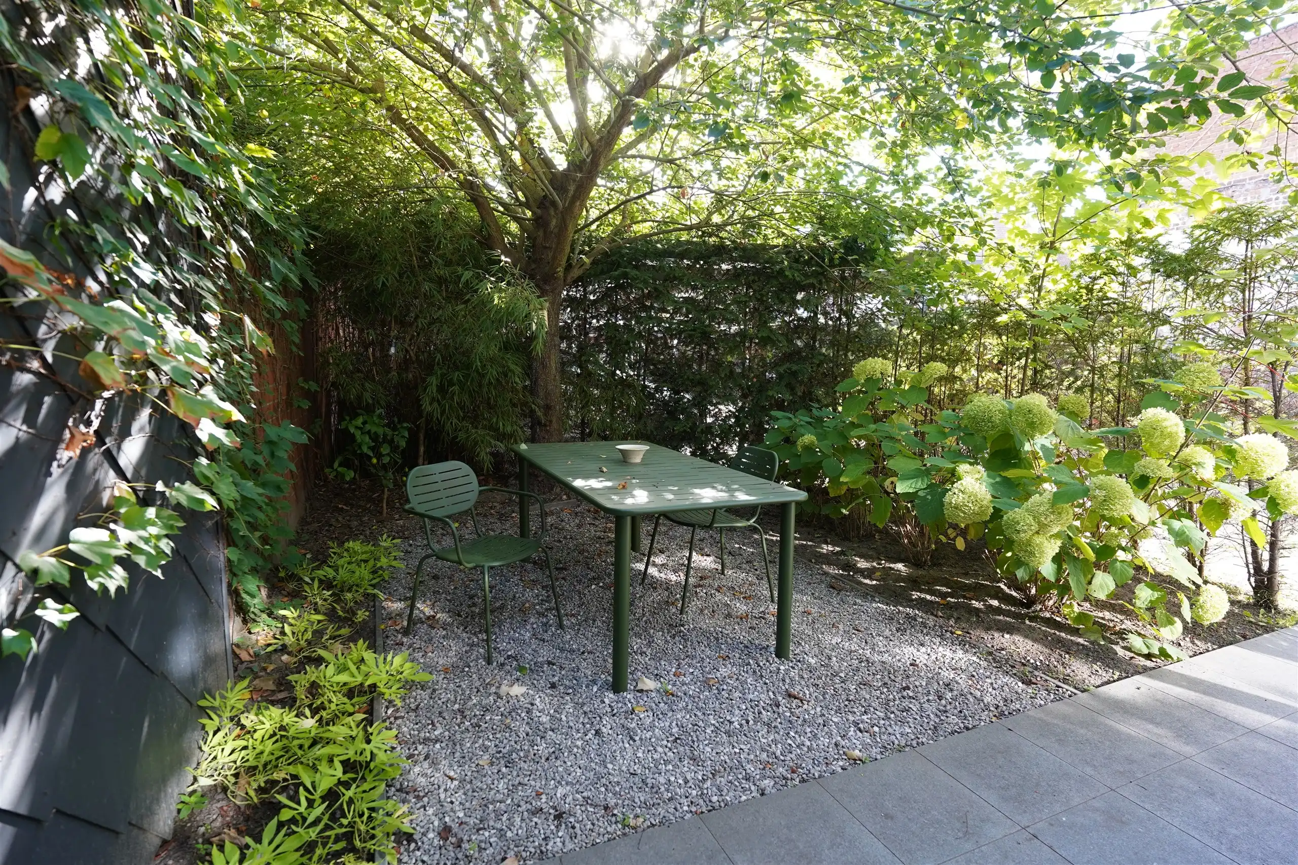 Jonge woning met 2 overrdekte staanplaatsen en kleine tuin foto 9