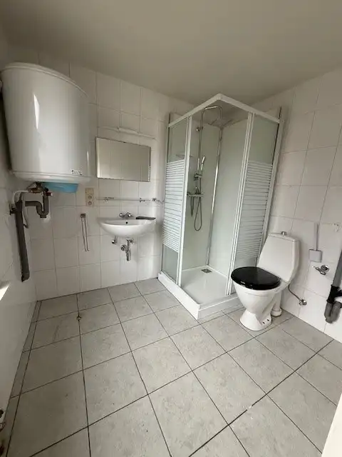 Centraal gelegen, deels te renoveren woning foto 4