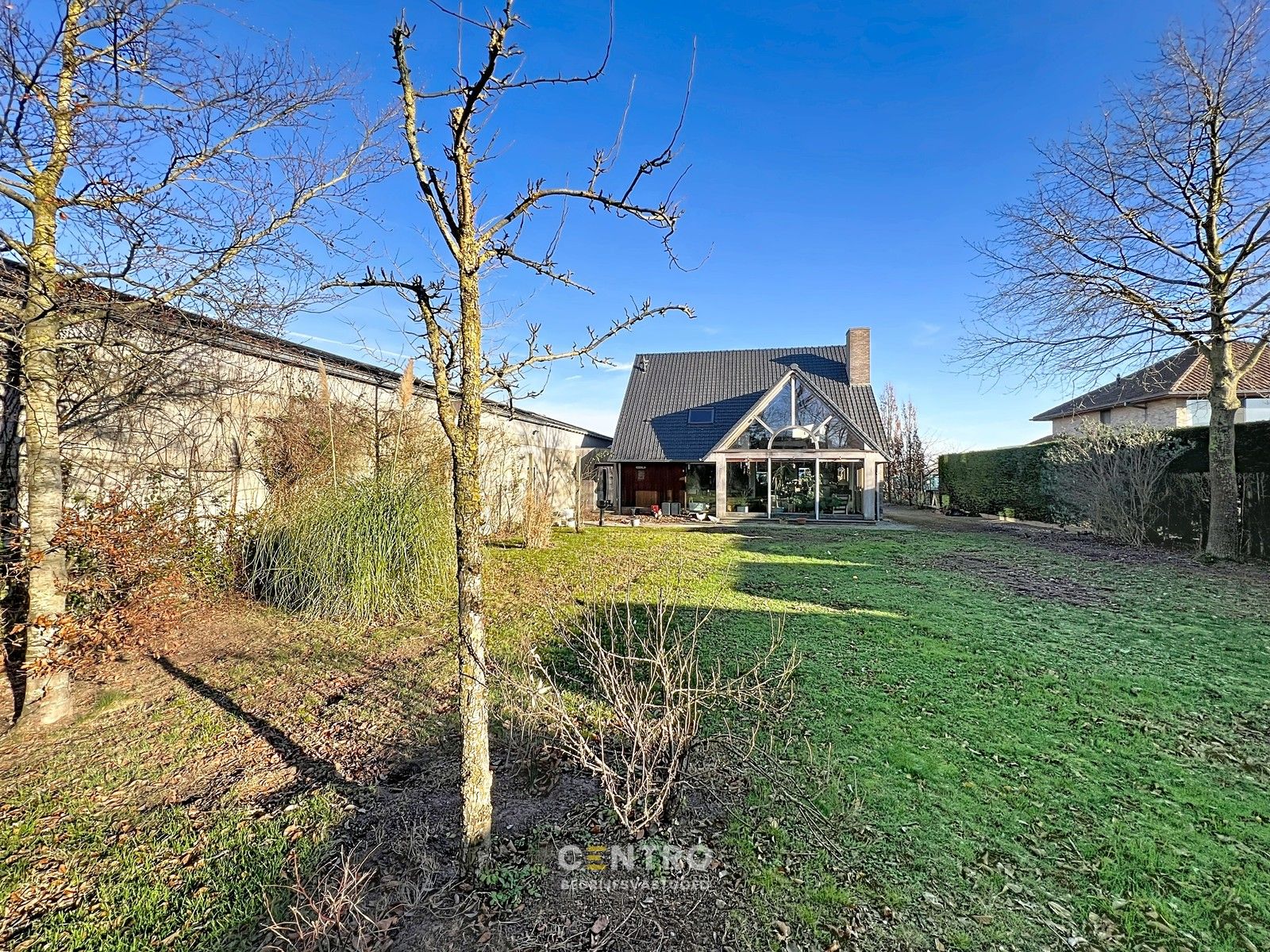 Zeldzame opportuniteit: LOODS/ATELIER 516 m² + ruime ALLEENSTAANDE woning 250 m² op rustig bedrijventerrein vlakbij Roeselare (EPC: A) ! foto {{pictureIndex}}