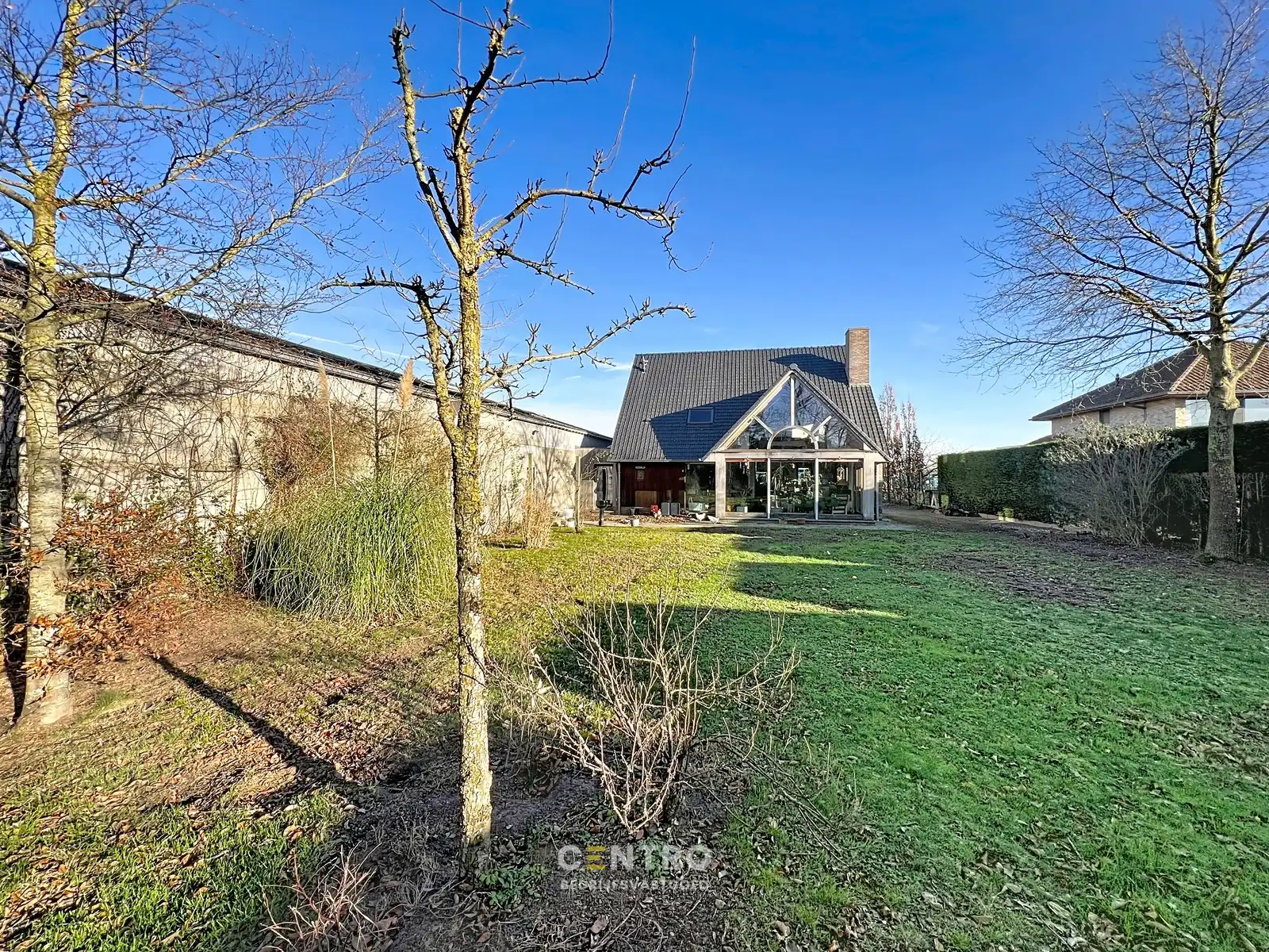 Zeldzame opportuniteit: LOODS/ATELIER 516 m² + ruime ALLEENSTAANDE woning 250 m² op rustig bedrijventerrein vlakbij Roeselare (EPC: A) ! foto {{pictureIndex}}