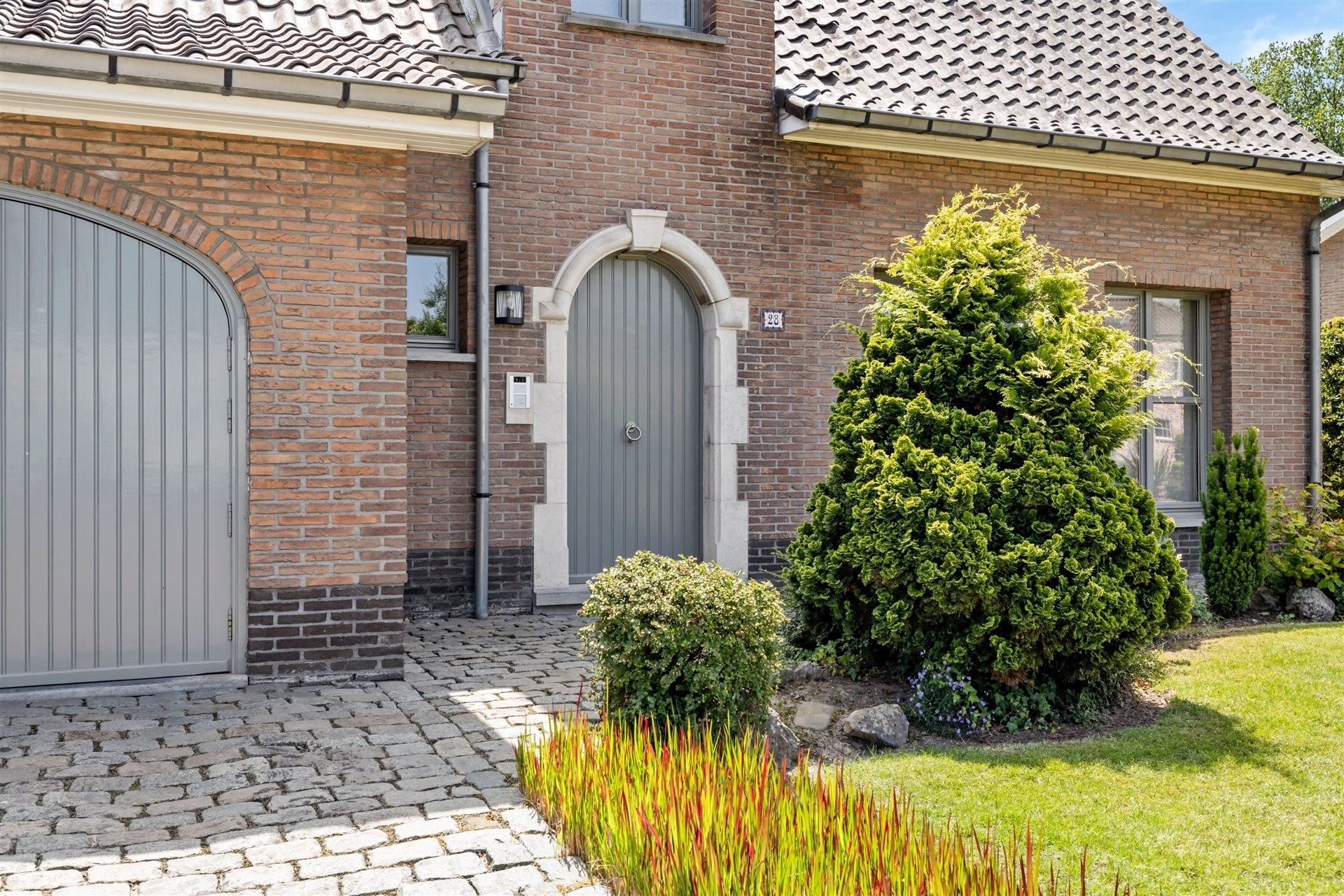 Ruim opgezette gezinswoning met 3 slaapkamers & mooi aangelegde tuin op een perceel van 1.016m² foto 2