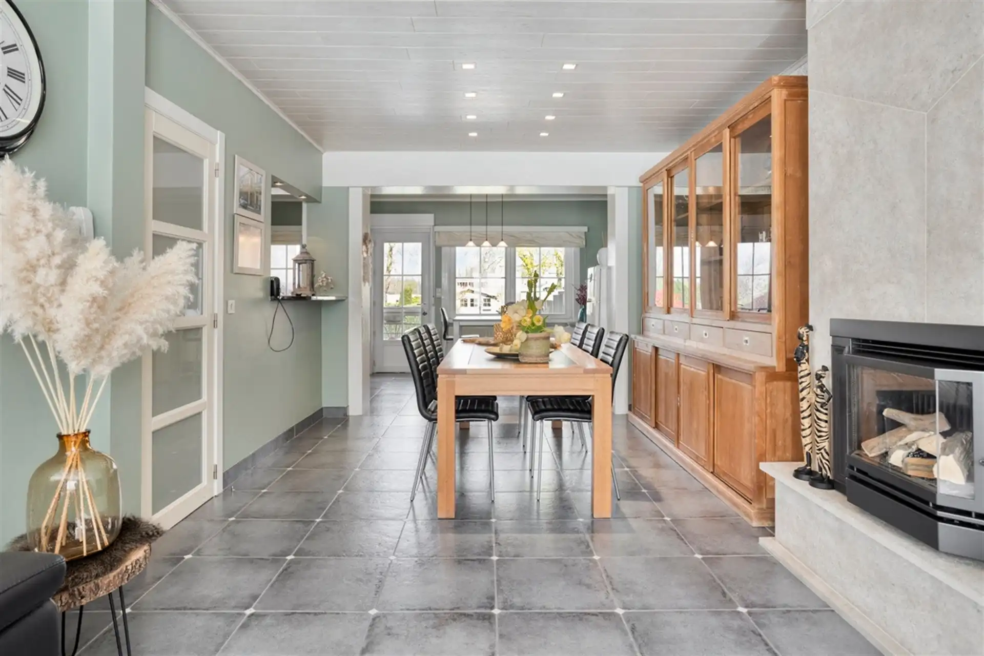 Gezinswoning met 3 slaapkamers, tuin en garage in rustige straat foto 3