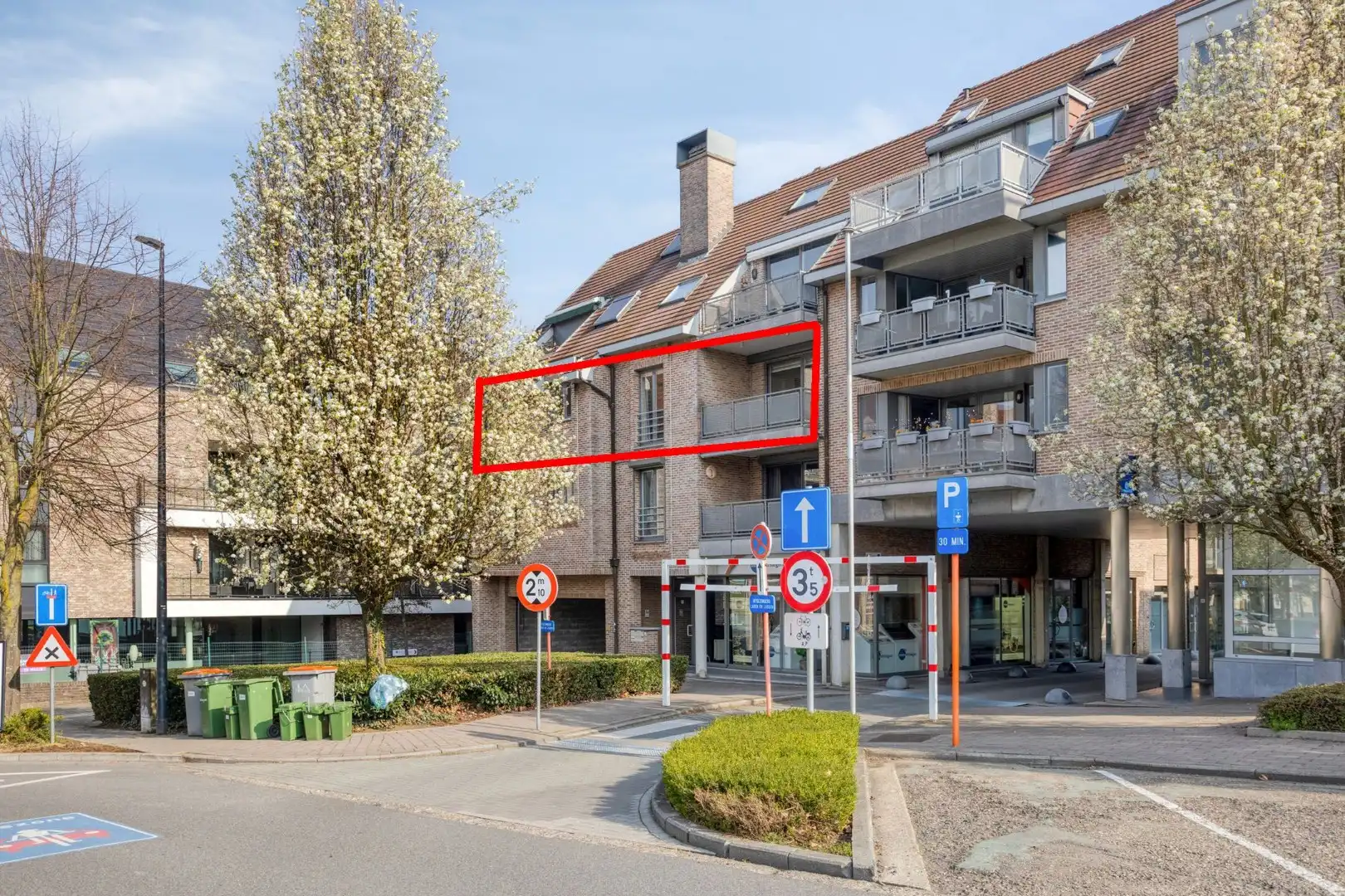 APPARTEMENT VAN 175m² MET 2 SLAAPKAMERS, 2 TERRASSEN en GESLOTEN GARAGE IN LANAKEN CENTRUM !  foto 2