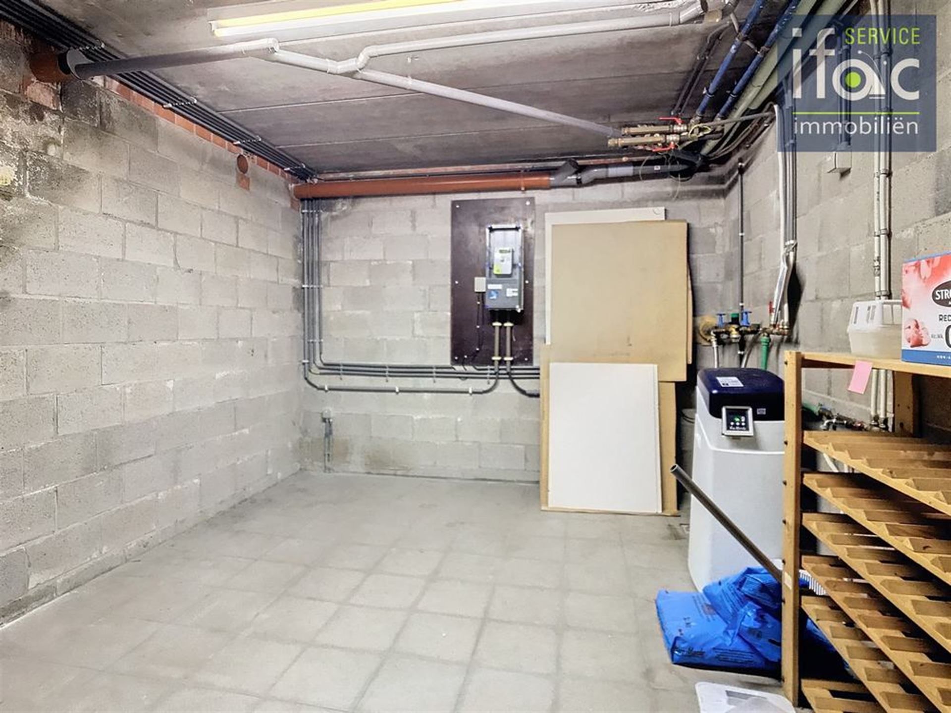 Villa met 4 slaapkamers, 2 badkamers, tuin en garages foto 27