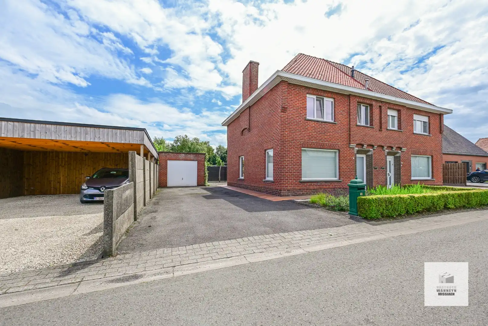 Ruime verder te renoveren gezinswoning op 332m2 met 3 slaapkamers (4de mogelijk) foto {{pictureIndex}}