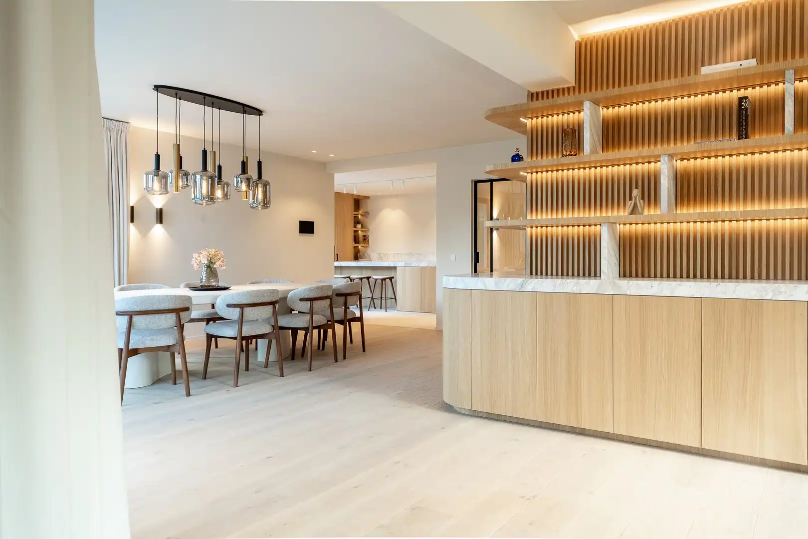 Prachtige alleenstaande villa met 5 slaapkamers gelegen in een rustige residentiële omgeving. foto 11