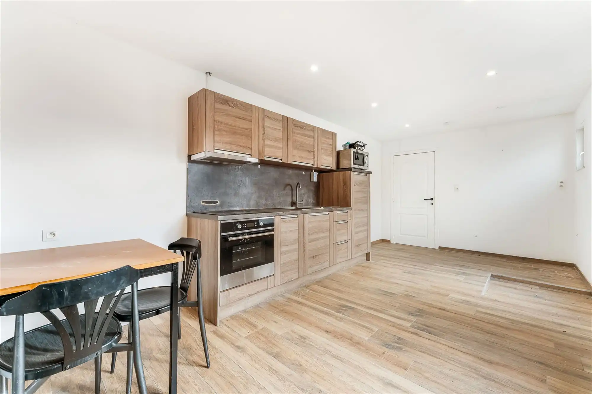 HANDELSHUIS MET RUIM HANDELSPAND EN 2 WOONENTITEITEN OP PERCEEL VAN 9A68CA TE KOERSEL foto 36