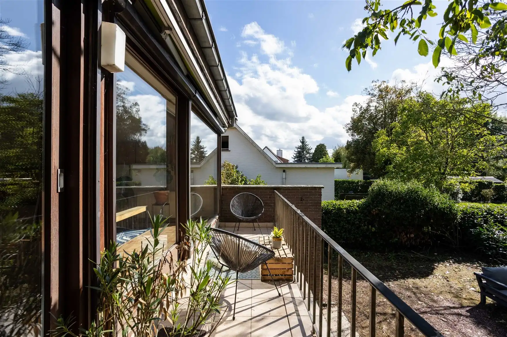 Retro-architecturale villa omringd door groen en privacy foto 12