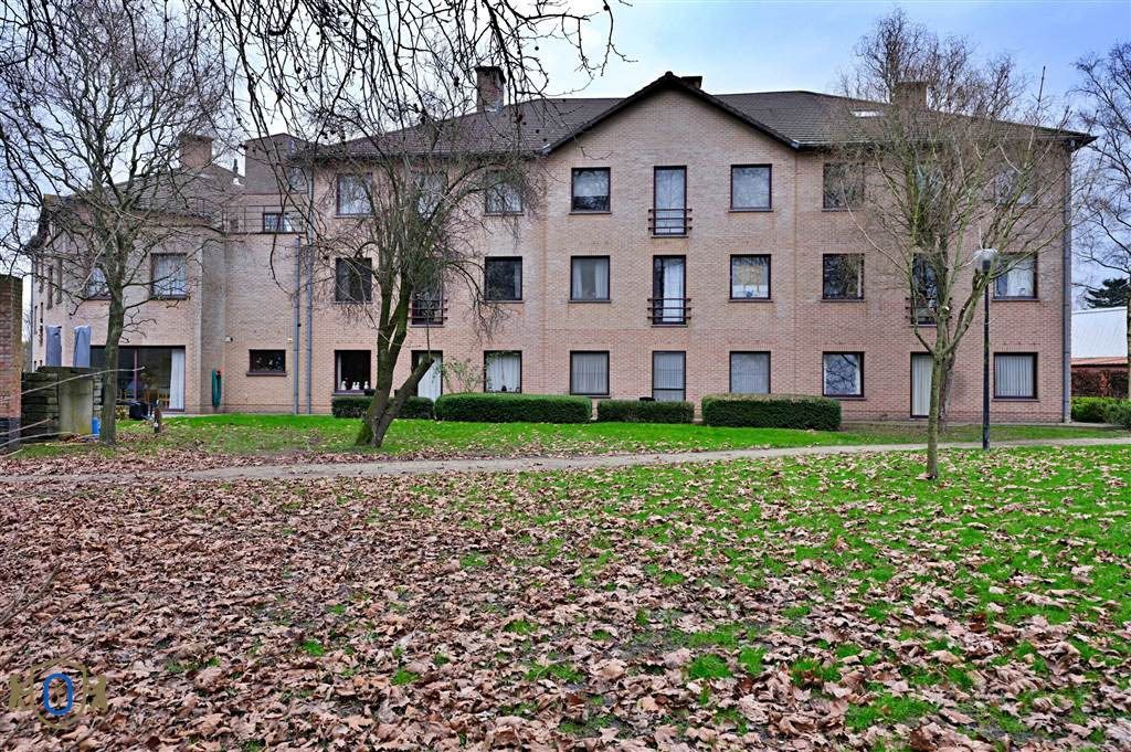 Complex van assistentieflats met garages en bijgebouwen foto 5