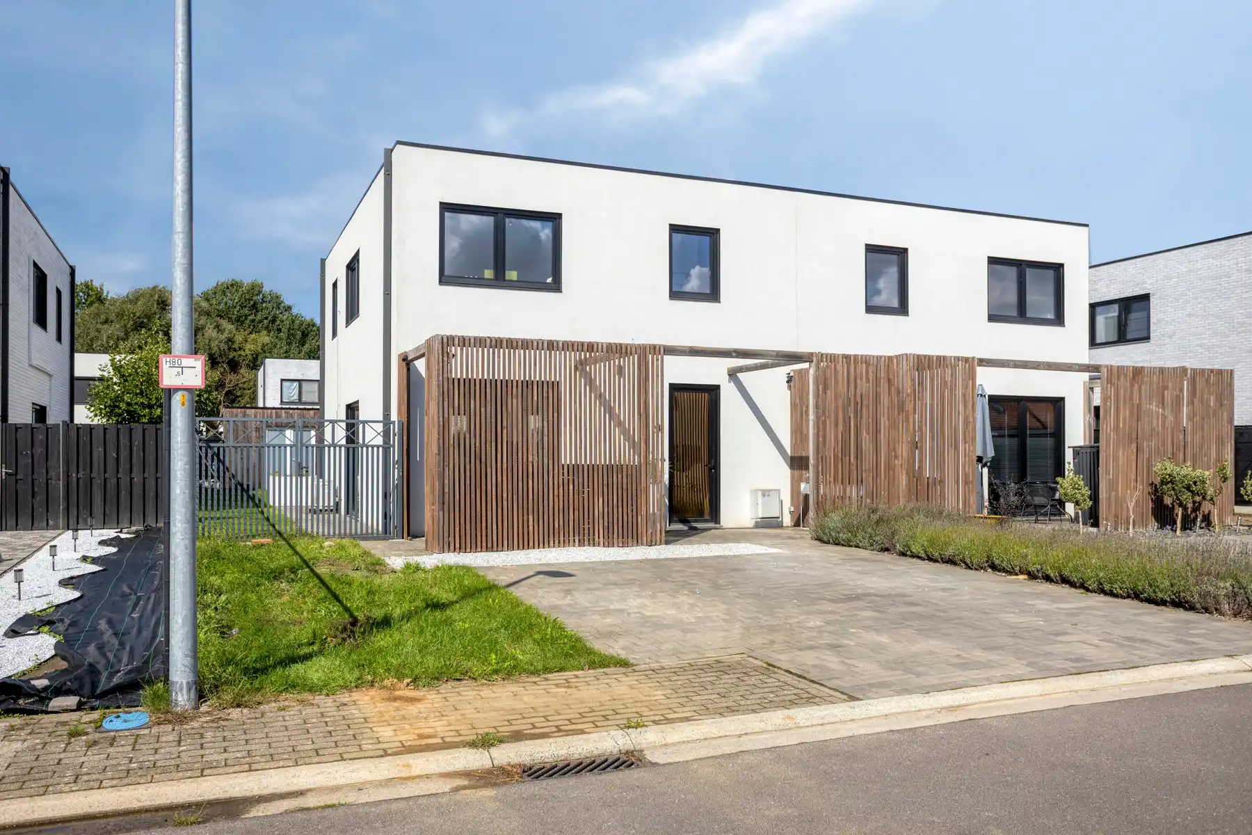 Volledig instapklare moderne halfopen woning in rustige wijk foto {{pictureIndex}}