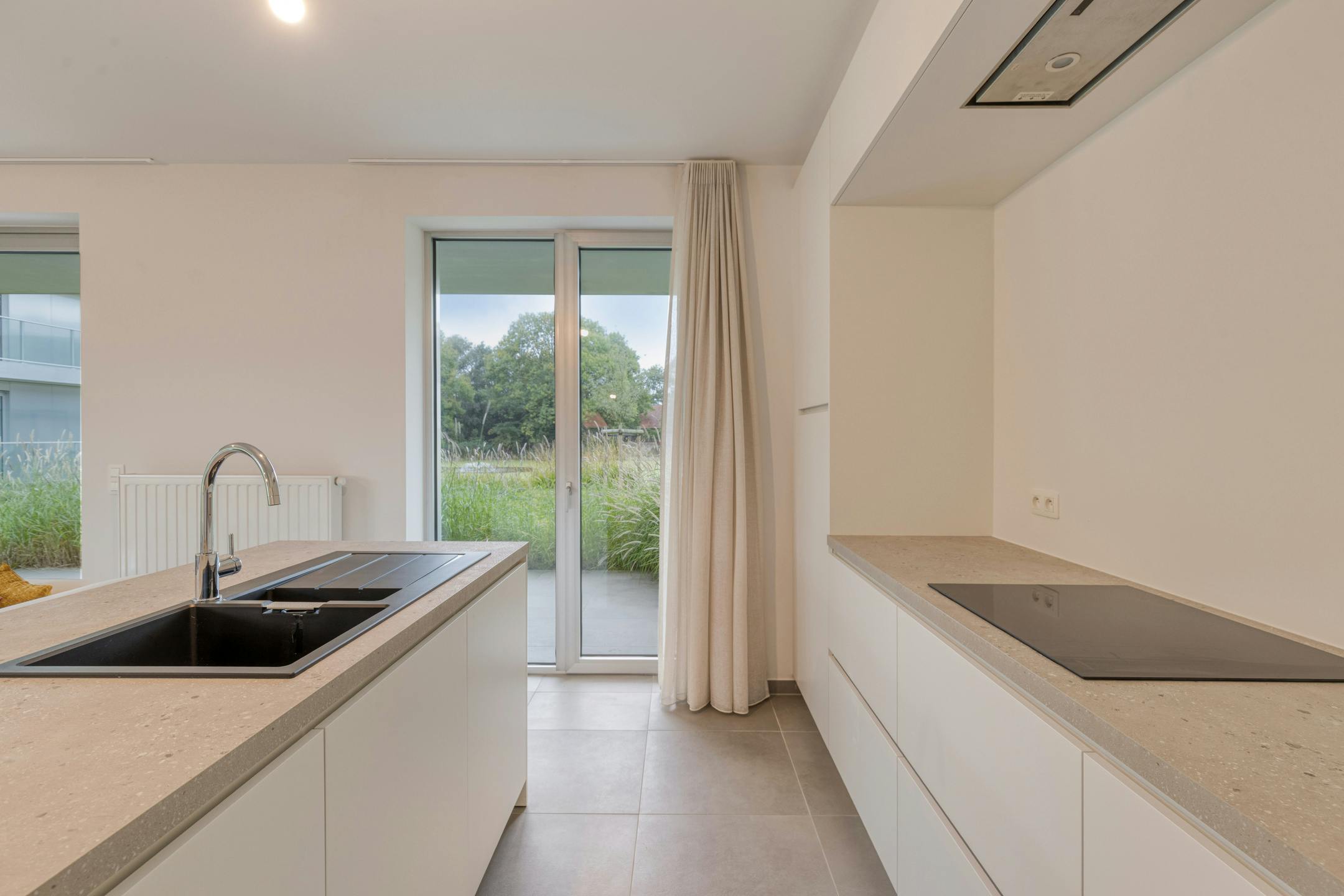 Instapklaar appartement in parktuin nabij hartje Roeselare! foto 8