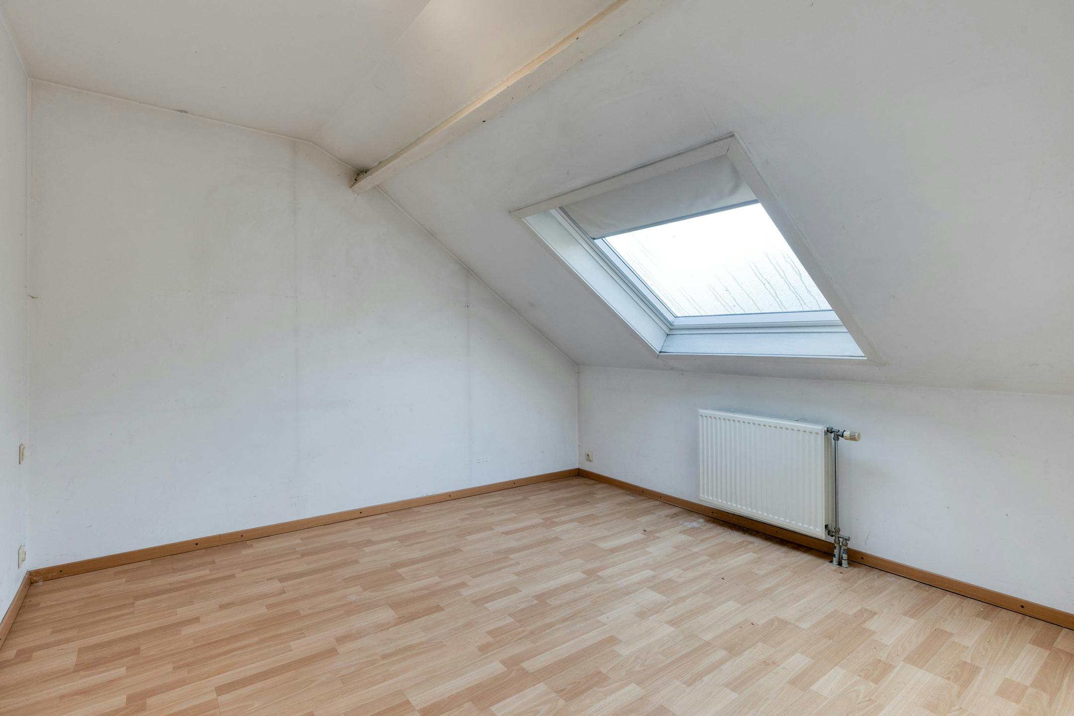 Te renoveren appartement te koop in hartje Kortrijk! foto 6