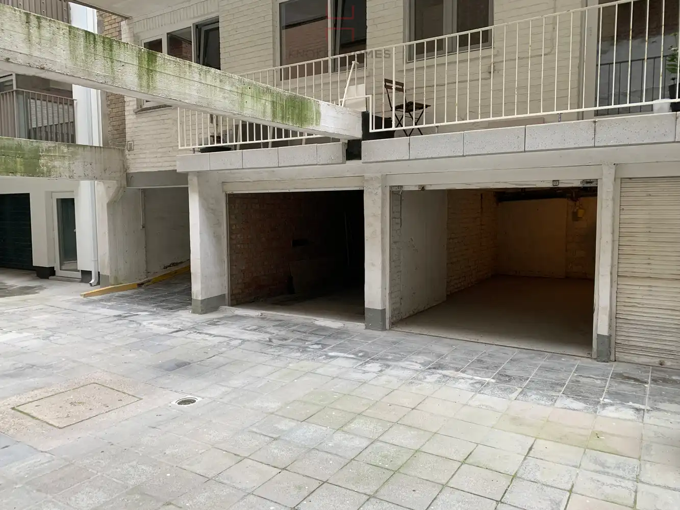 Gesloten garagebox gelegen op de zeedijk van Duinbergen. foto 3