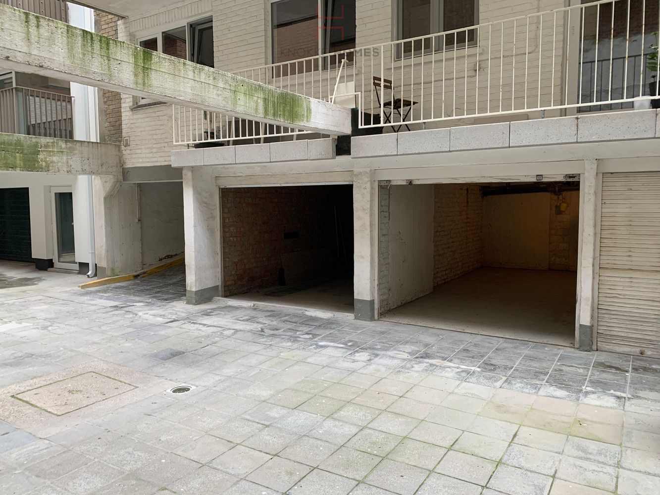 Gesloten garagebox gelegen op de zeedijk van Duinbergen. foto 3