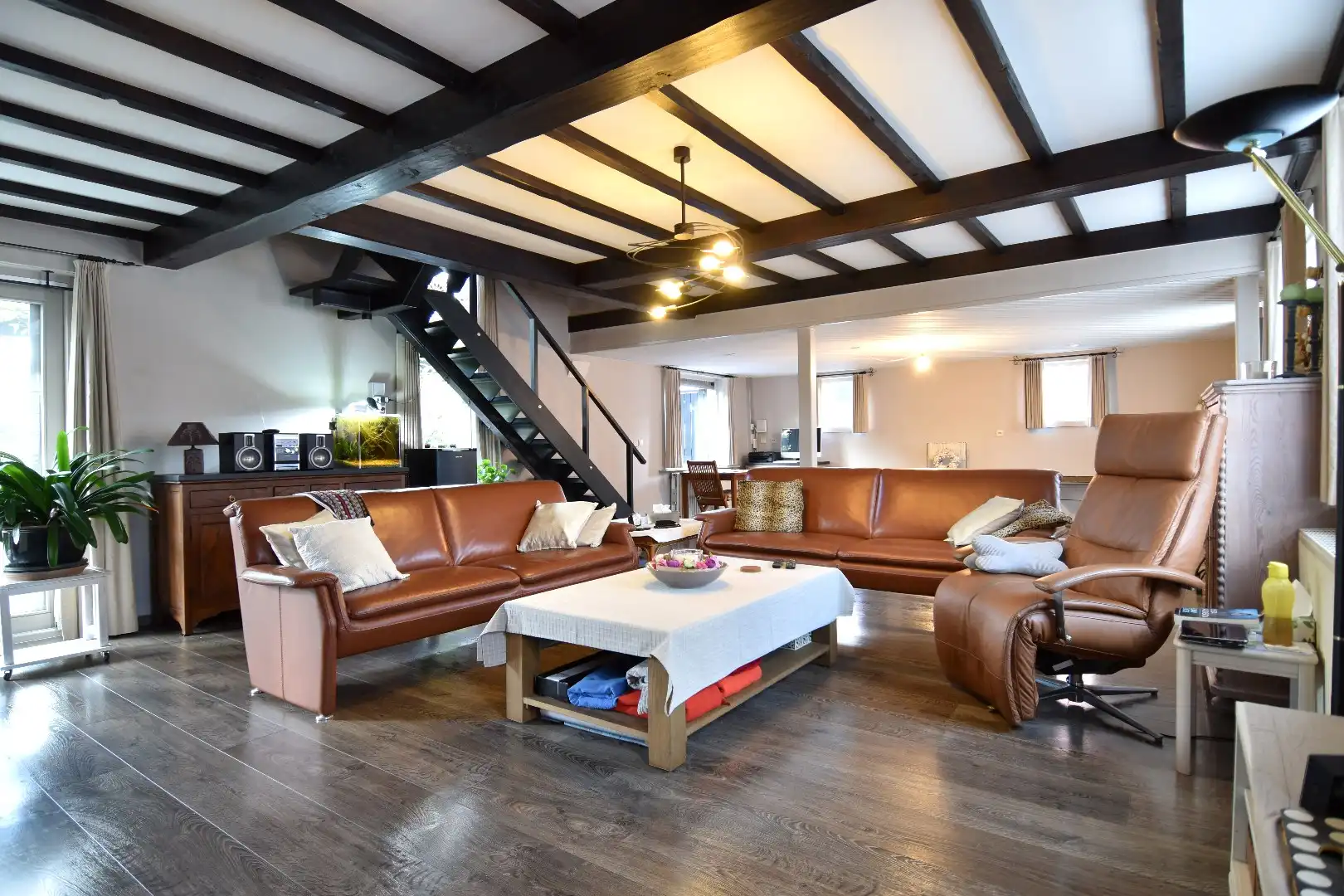 Charmante woning met 3 slaapkamers, 2 garages en een zalige tuin te koop in Gullegem! foto 6