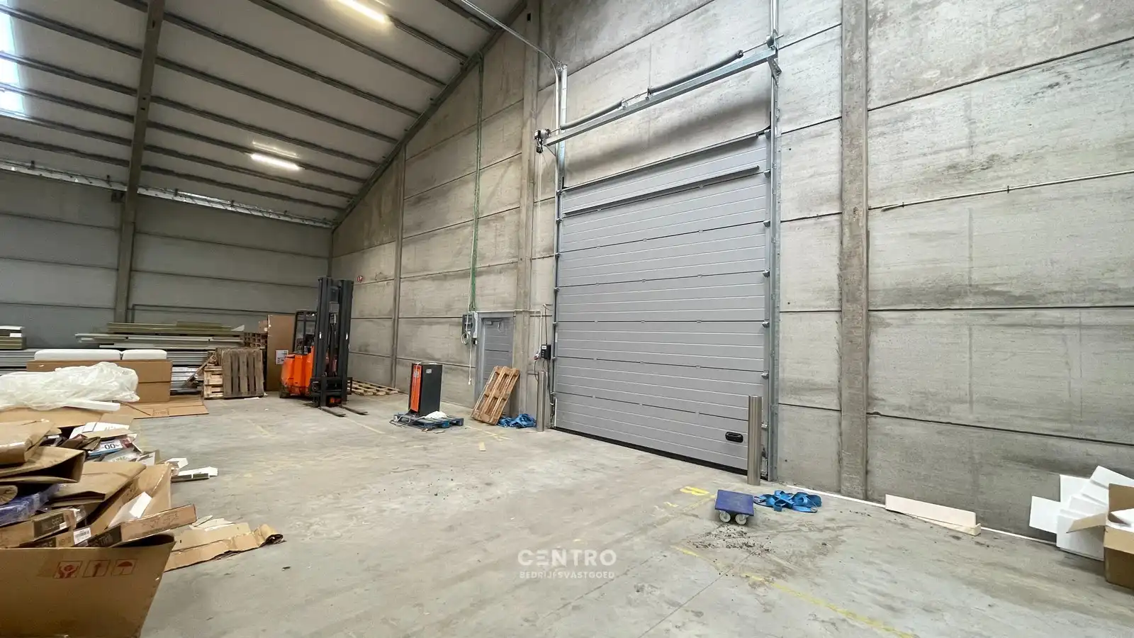 Instapklare MAGAZIJN (1.200m², voorzien van 2 LAADKADEN (met levellers), elektrische sectionaalpoort en verhard terrein (voor- en achterkant) op industriezone te Gistel. foto 8