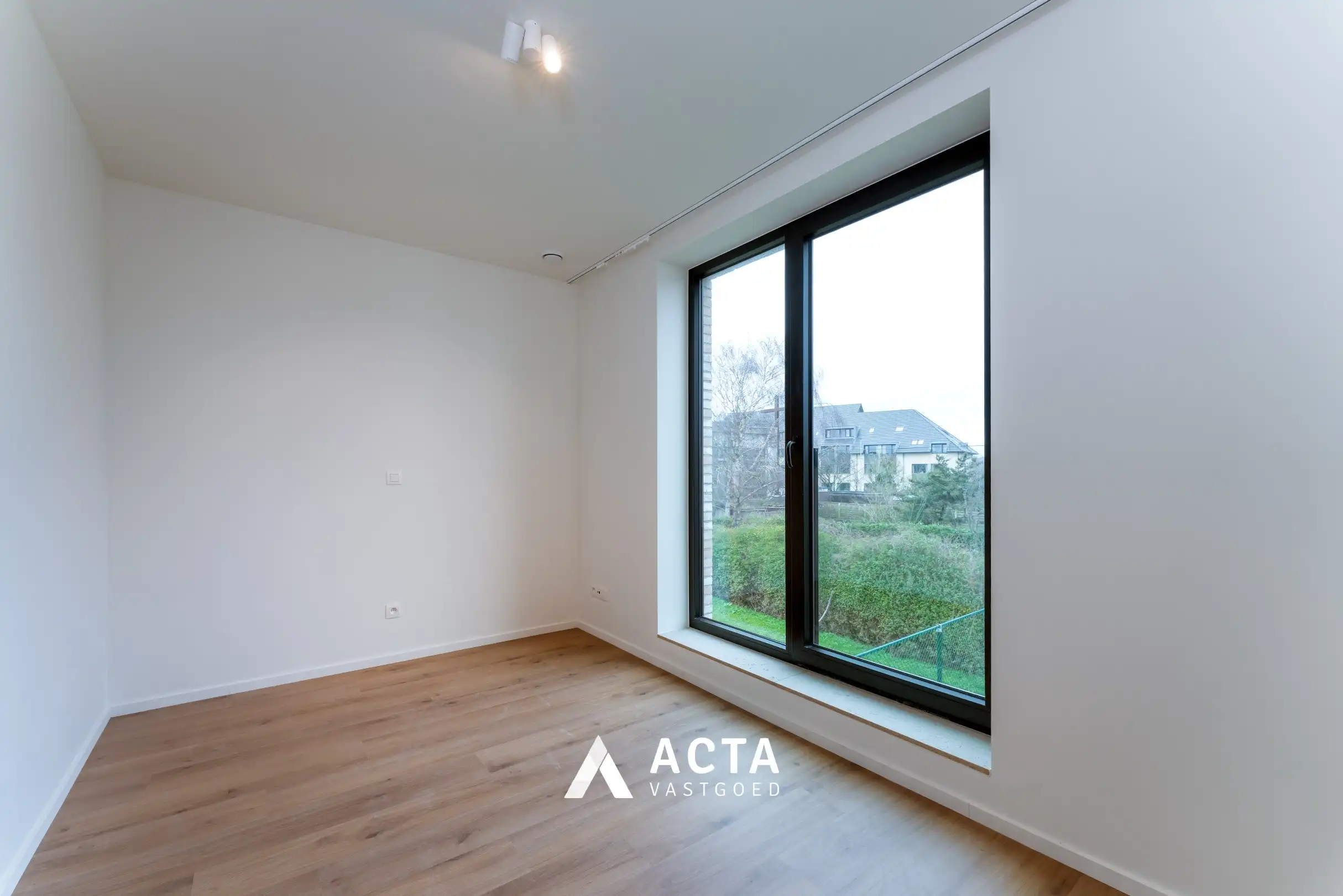 Nieuwbouwwoning met drie slaapkamers en tuin in hartje Mariakerke! foto 18