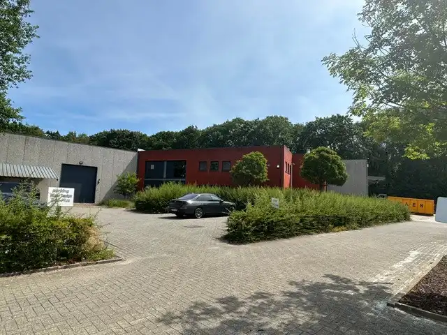 REPRESENTATIEF BEDRIJFSGEBOUW MET KANTOREN EN DUURZAME ENERGIE OP TOPLOCATIE TE HEUSEN - ZOLDER foto {{pictureIndex}}