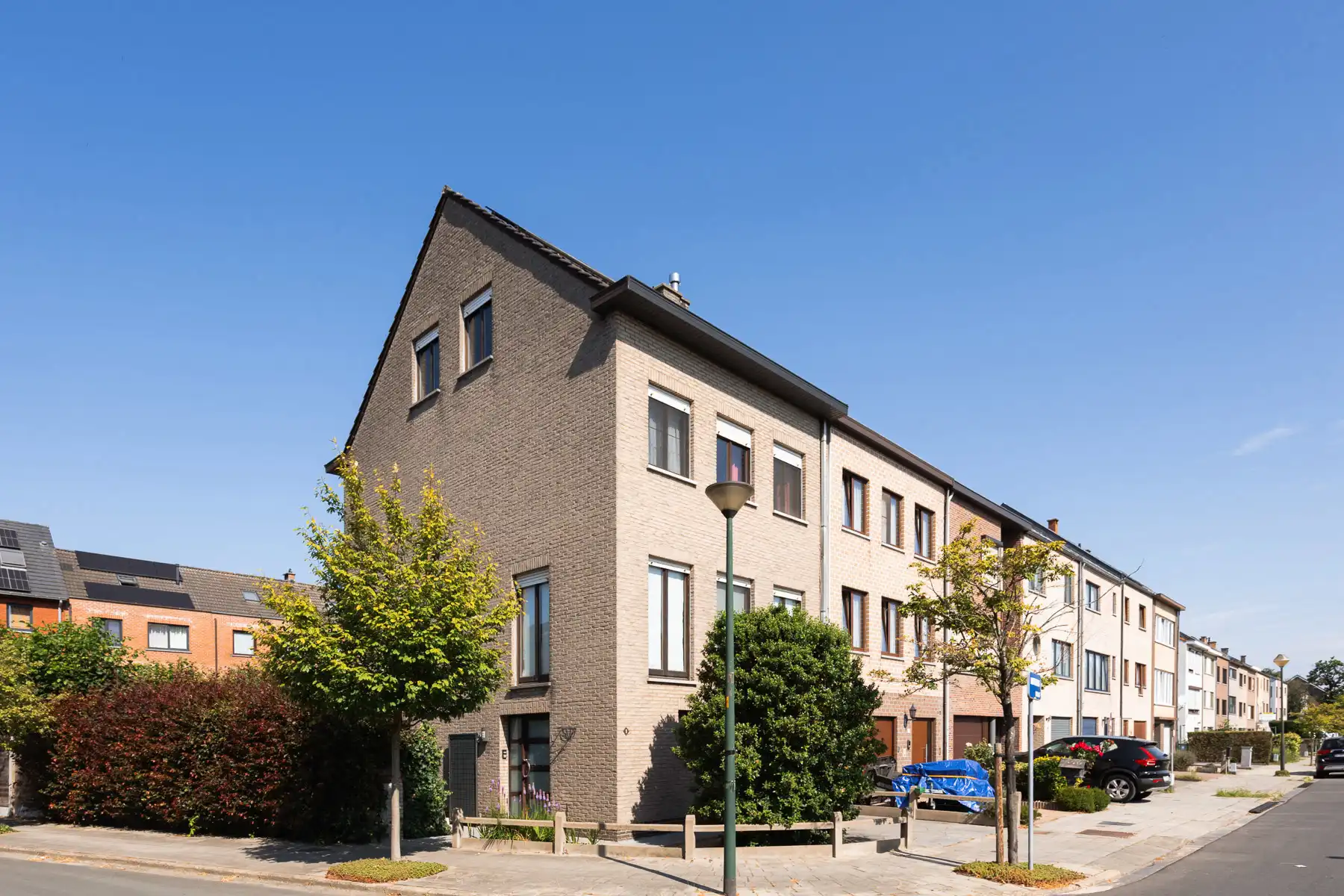 Verrassend ruime halfopen woning met omheinde tuin foto {{pictureIndex}}