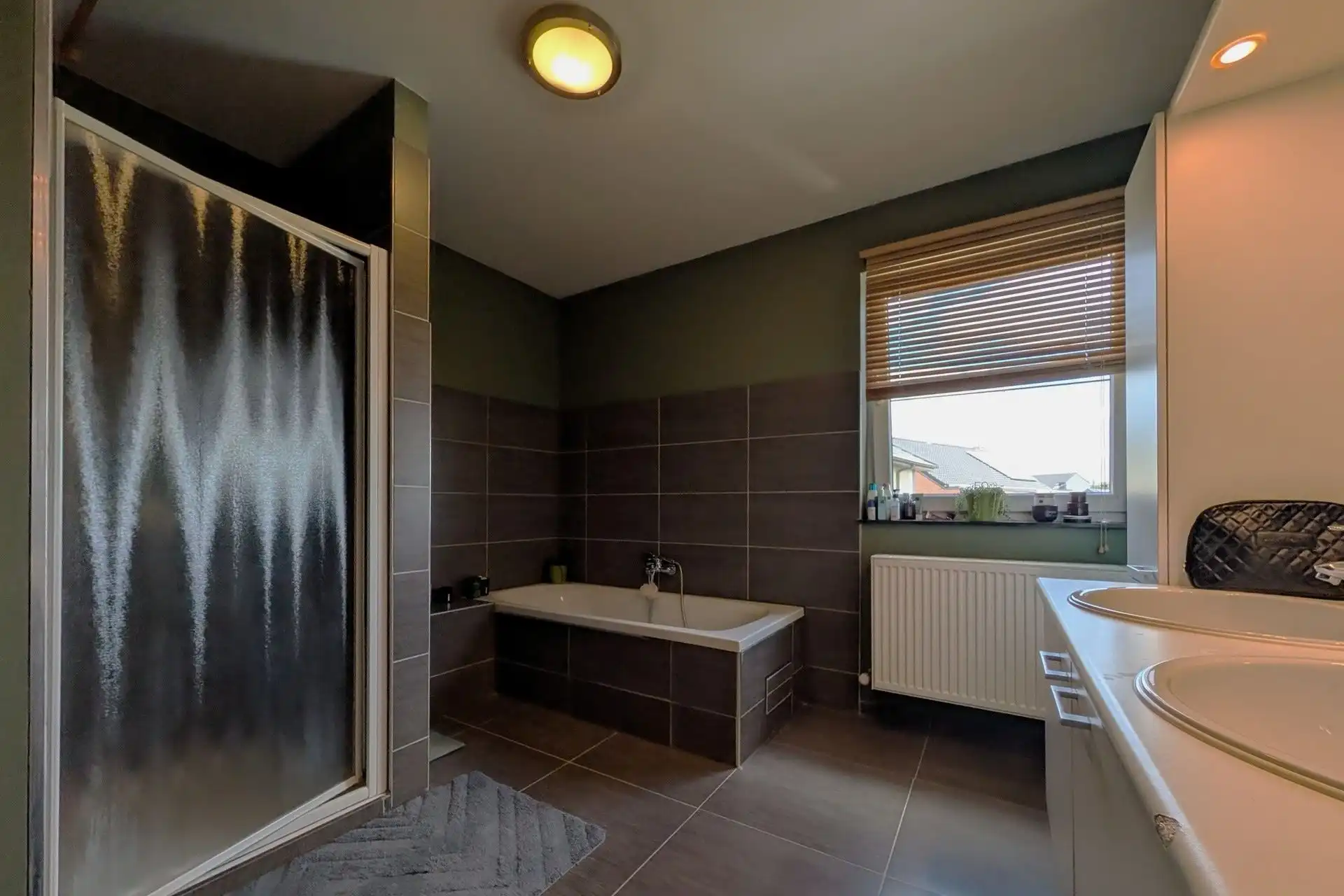 Instapklare halfopen woning met 3 slaapkamers en zwembad te Bilzen foto 16