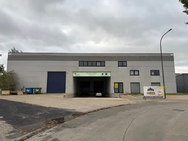 RUIM, INSTAPKLAAR MAGAZIJN MET MODERNE KANTOORRUIMTE TE HUUR IN ZELE foto {{pictureIndex}}