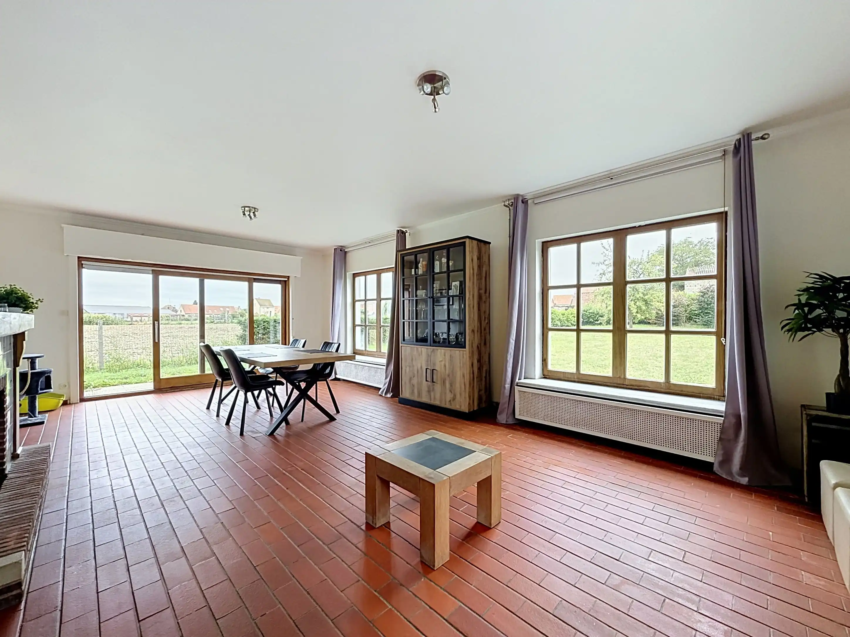 Landelijk gelegen gelijkvloerse villa te huur in Zonnebeke met 2 slaapkamers, garage, grote tuin en prachtig uitzicht! foto 5